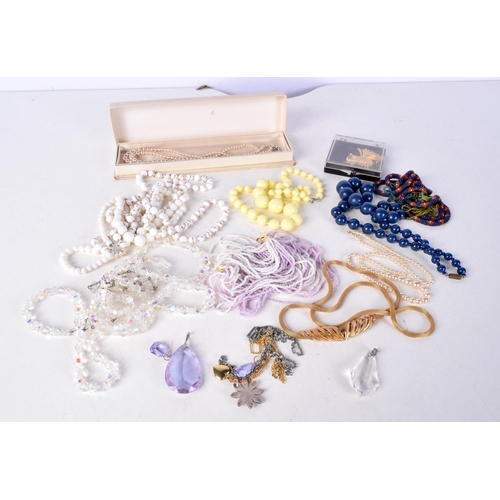 3046 - A collection of necklaces, pendants, broaches etc (Qty)