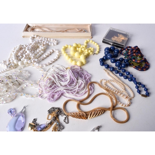 3046 - A collection of necklaces, pendants, broaches etc (Qty)