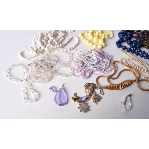 3046 - A collection of necklaces, pendants, broaches etc (Qty)