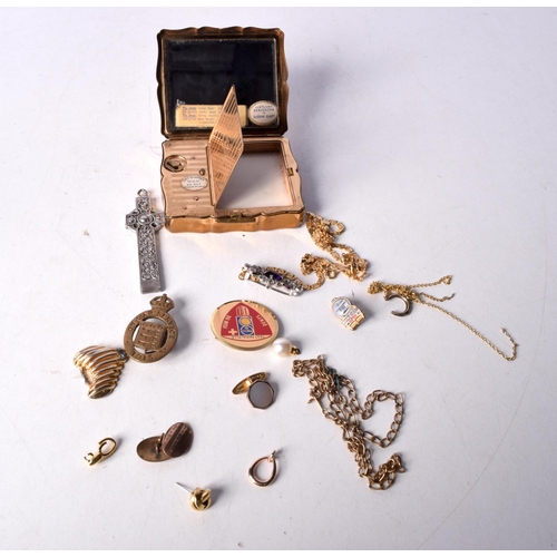 3049 - Miscellaneous collection , broaches,chains,WW1 war label badge, chains, compact etc (Qty).