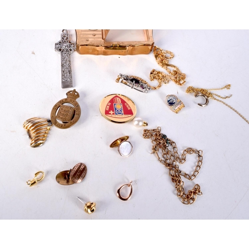 3049 - Miscellaneous collection , broaches,chains,WW1 war label badge, chains, compact etc (Qty).