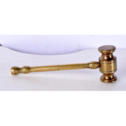 3076 - A George III brass gavel 15 .5 cm