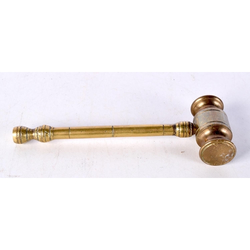 3076 - A George III brass gavel 15 .5 cm