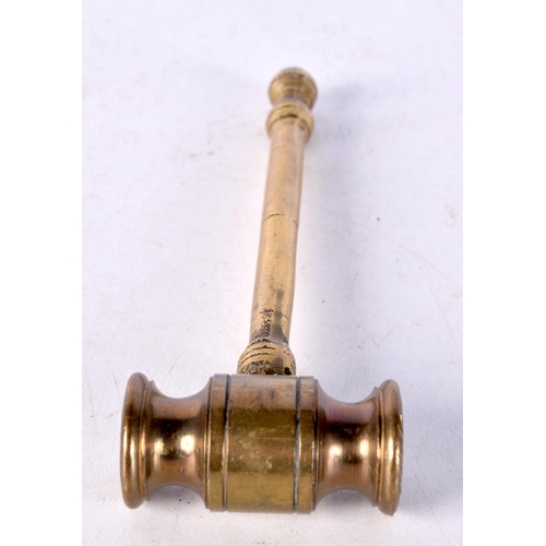 3076 - A George III brass gavel 15 .5 cm