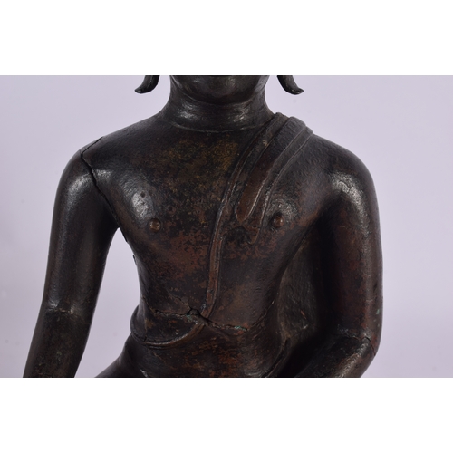 1607 - A RARE 17TH CENTURY THAI LACQUERED BRONZE BUDDHA modelled upon a triangular base. 32 cm x 17 cm.