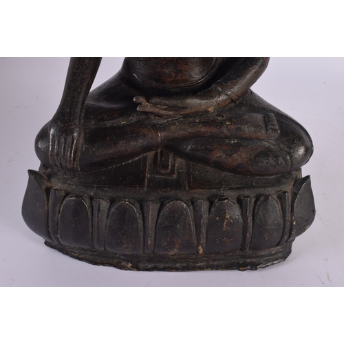 1607 - A RARE 17TH CENTURY THAI LACQUERED BRONZE BUDDHA modelled upon a triangular base. 32 cm x 17 cm.