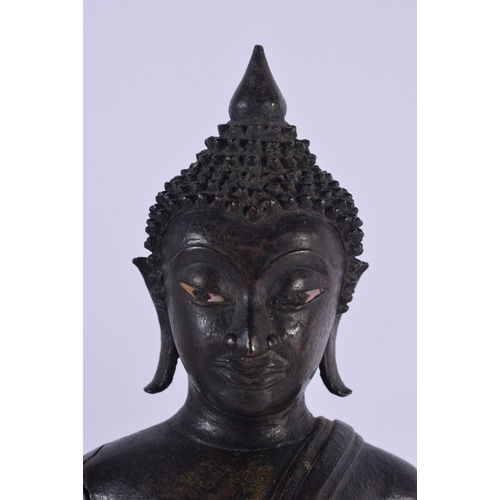 1607 - A RARE 17TH CENTURY THAI LACQUERED BRONZE BUDDHA modelled upon a triangular base. 32 cm x 17 cm.