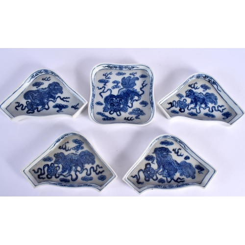 124 - Chinese five piece hors doeuvres set decorated with dragons and Chinese symbols in underglaze blue 1... 