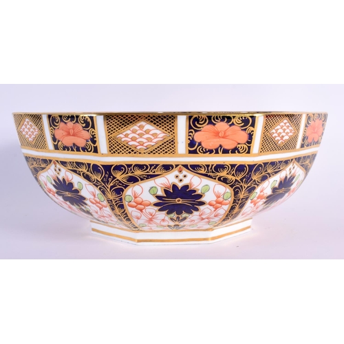 129 - Royal Crown Derby imari pattern 1128 octagonal bowl, date mark for 1920 23x9.5cm