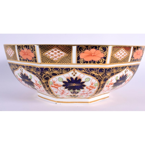 129 - Royal Crown Derby imari pattern 1128 octagonal bowl, date mark for 1920 23x9.5cm