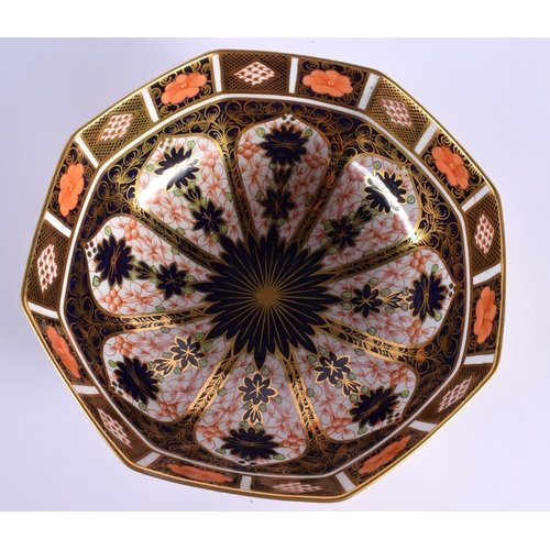 129 - Royal Crown Derby imari pattern 1128 octagonal bowl, date mark for 1920 23x9.5cm