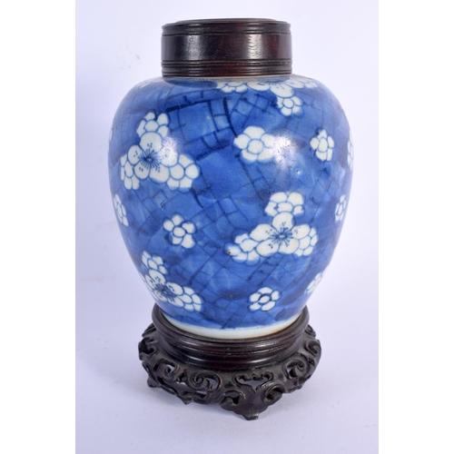 213 - A 17TH/18TH CENTURY CHINESE BLUE AND WHITE PORCELAIN GINGER JAR Kangxi/Yongzheng. 15 cm x 9 cm.