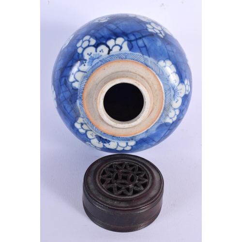 213 - A 17TH/18TH CENTURY CHINESE BLUE AND WHITE PORCELAIN GINGER JAR Kangxi/Yongzheng. 15 cm x 9 cm.