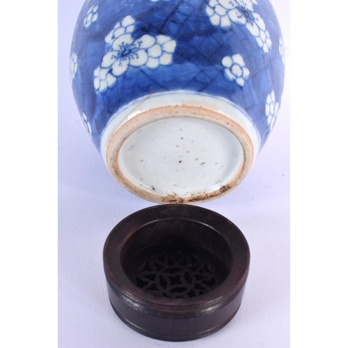 213 - A 17TH/18TH CENTURY CHINESE BLUE AND WHITE PORCELAIN GINGER JAR Kangxi/Yongzheng. 15 cm x 9 cm.