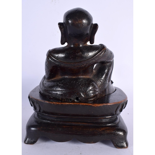 252 - A 17TH/18TH CENTURY CHIENSE BRONZE FIGURE OF A MALE Ming/Qing. 18 cm x 12 cm.