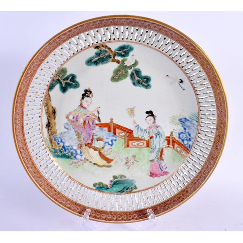 277 - A LARGE 18TH CENTURY CHINESE CANTON FAMILLE ROSE RETICULATED DISH Qianlong. 26 cm diameter.