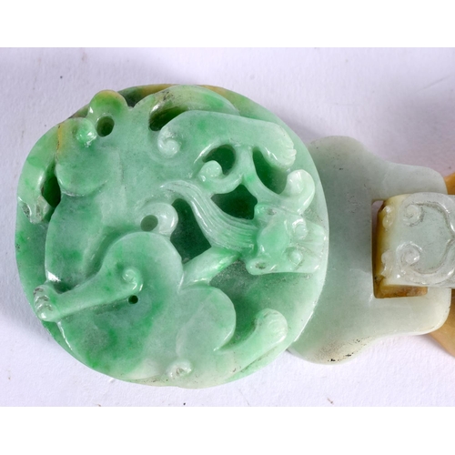 285 - A 19TH CENTURY CHINESE CARVED JADEITE BELT BUCKLE Qing. 11 cm x 3 cm.