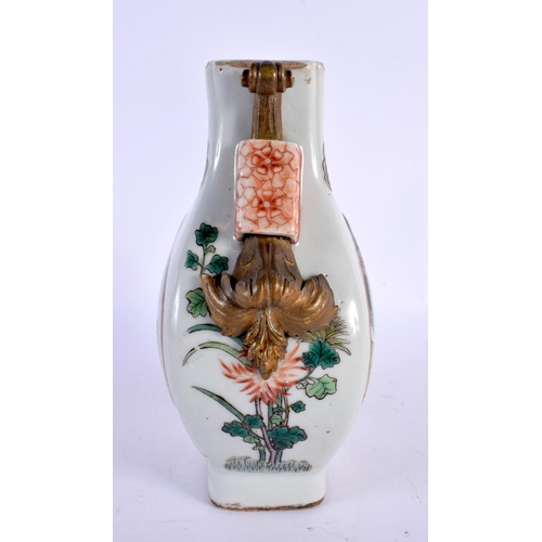 321 - A 19TH CENTURY CHINESE TWIN HANDLED PORCELAIN VASE bearing Qianlong marks to base. 21 cm high.