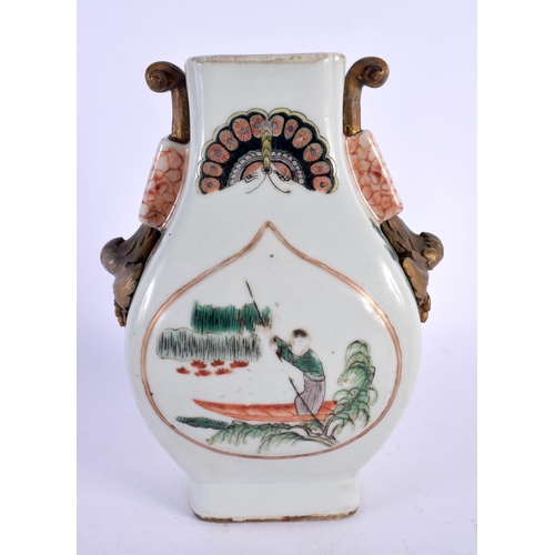 321 - A 19TH CENTURY CHINESE TWIN HANDLED PORCELAIN VASE bearing Qianlong marks to base. 21 cm high.