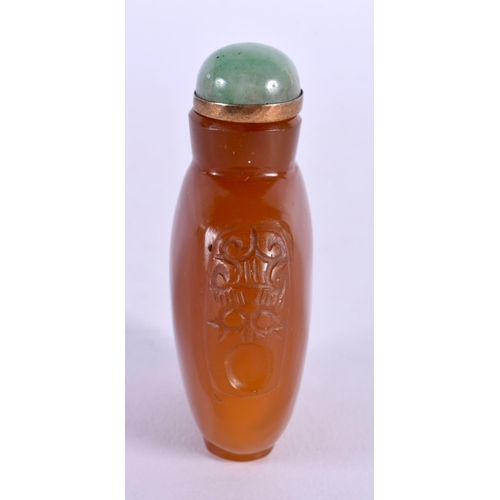 374 - A 19TH CENTURY CHINESE CENTURY CHINESE CARVED AGATE SNUFF BOTTLE AND STOPPER Qing. 7.5 cm x 5.5 cm.