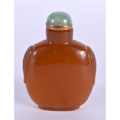 374 - A 19TH CENTURY CHINESE CENTURY CHINESE CARVED AGATE SNUFF BOTTLE AND STOPPER Qing. 7.5 cm x 5.5 cm.