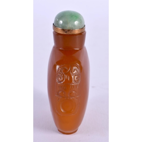 374 - A 19TH CENTURY CHINESE CENTURY CHINESE CARVED AGATE SNUFF BOTTLE AND STOPPER Qing. 7.5 cm x 5.5 cm.