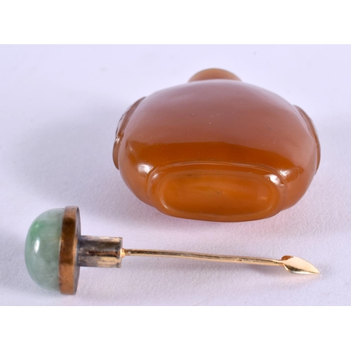 374 - A 19TH CENTURY CHINESE CENTURY CHINESE CARVED AGATE SNUFF BOTTLE AND STOPPER Qing. 7.5 cm x 5.5 cm.