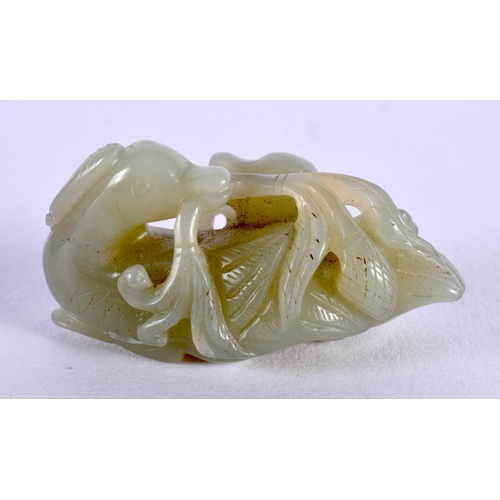 376 - A SMALL 19TH CENTURY CHINESE CARVED JADE FIGURE OF BIRDS Qing. 5 cm x 2 cm.