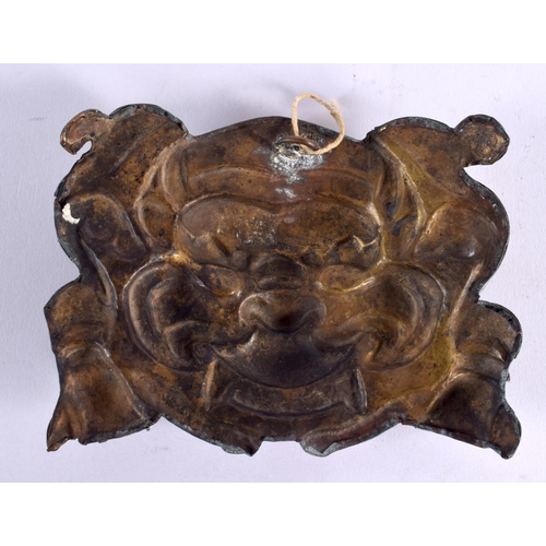 390 - AN EARLY 20TH CENTURY TIBETAN CORAL AND TURQUOISE INSET MASK PLAQUE depicting a beast. 18 cm x 14 cm... 