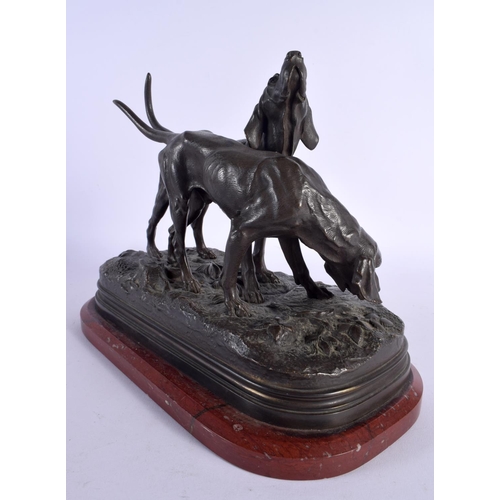 439 - French School (19th Century) Bronze, Hunting hounds. 29 cm x 20 cm.