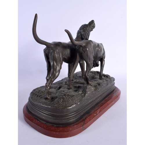 439 - French School (19th Century) Bronze, Hunting hounds. 29 cm x 20 cm.