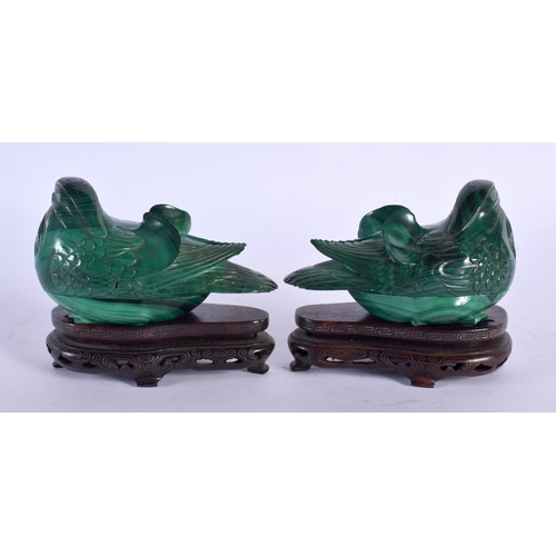 450 - A PAIR OF EARLY 20TH CENTURY CHINESE CARVED MALACHITE BIRD BOXES AND COVERS Late Qing. 10 cm x 8 cm.