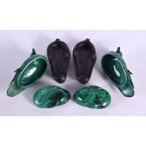 450 - A PAIR OF EARLY 20TH CENTURY CHINESE CARVED MALACHITE BIRD BOXES AND COVERS Late Qing. 10 cm x 8 cm.