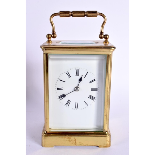 456 - AN ANTIQUE LEATHER CASED BRASS CARRIAGE CLOCK. 18 cm high inc handle.