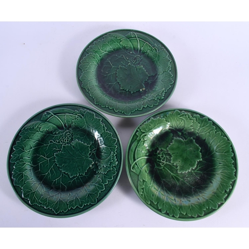 54 - A SET OF EIGHTEEN ANTIQUE GREEN GLAZED MAJOLICA CABBAGE LEAF DISHES. 22 cm diameter. (18)