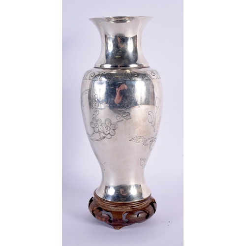 543 - AN EARLY 20TH CENTURY CHINESE EXPORT SILVER VASE decorated with flowers. Silver 256 grams. 22.5 cm x... 