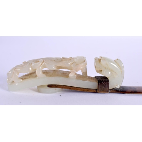 545 - AN 18TH/19TH CENTURY CHINESE CARVED GREENISH WHITE JADE BELT HOOK Late Qianlong/Jiaqing. 85 grams. 2... 