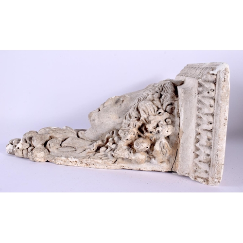 564 - A SMALL PLASTER GRAND TOUR STYLE PEDESTAL WALL BRACKET. 30 cm x 20 cm.