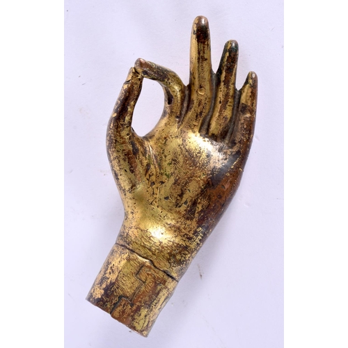 611 - A LOVELY 17TH/18TH CENTURY CHINESE GILT BRONZE BUDDHA HAND Kangxi/Yongzheng. 12 cm x6 cm.