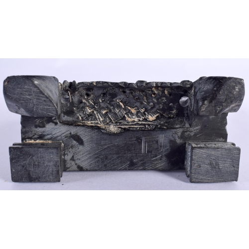 613 - A 19TH CENTURY CHINESE CARVED BLACK SOAPSTONE SCREEN Qing. 15 cm x 10 cm.