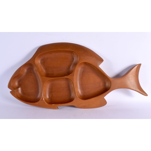 628 - A MID CENTURY CARVED WOOD FISH SERVING PLATTER. 52 cm x 24 cm.