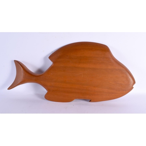 628 - A MID CENTURY CARVED WOOD FISH SERVING PLATTER. 52 cm x 24 cm.