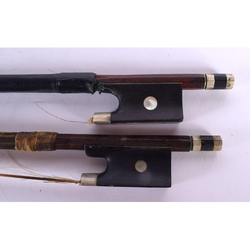 655 - A CASED ANTIQUE SINGLE PIECE BACK VIOLIN with two bows. 59 cm long, length of back 36 cm. (3)