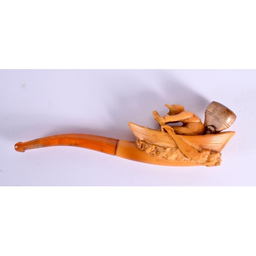 711 - AN ANTIQUE MEERSCHAUM ROWING BOAT PIPE. 14 cm long.