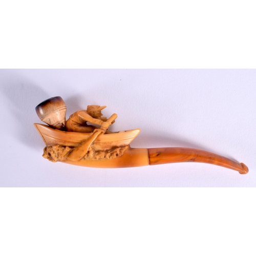 711 - AN ANTIQUE MEERSCHAUM ROWING BOAT PIPE. 14 cm long.