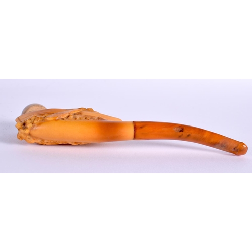 711 - AN ANTIQUE MEERSCHAUM ROWING BOAT PIPE. 14 cm long.