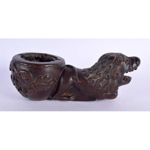 773 - A LOVELY 17TH CENTURY EUROPEAN CARVED WOOD BOWL possibly a pipe, formed as a seated lion. 18 cm x 8 ... 