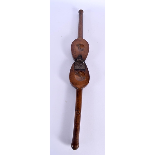 779 - A PAIR OF 18TH CENTURY FRUITWOOD CLAPPERS. 27 cm long.