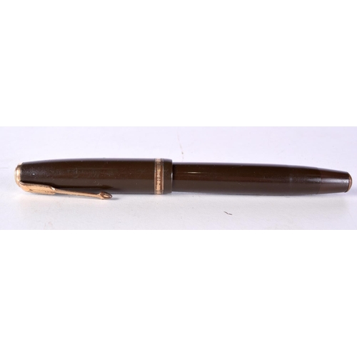 1017 - A VINTAGE 14CT GOLD PARKER FOUNTAIN PEN. 13 cm long.