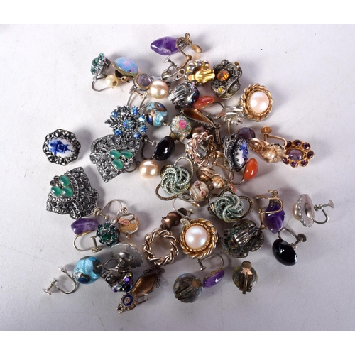 1217 - ASSORTED COSTUME JEWELLERY. 135 grams. Largest 2.75 cm x 2.75 cm. (qty)